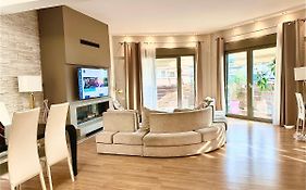 Cozy Apartment With Parking Near The City Center